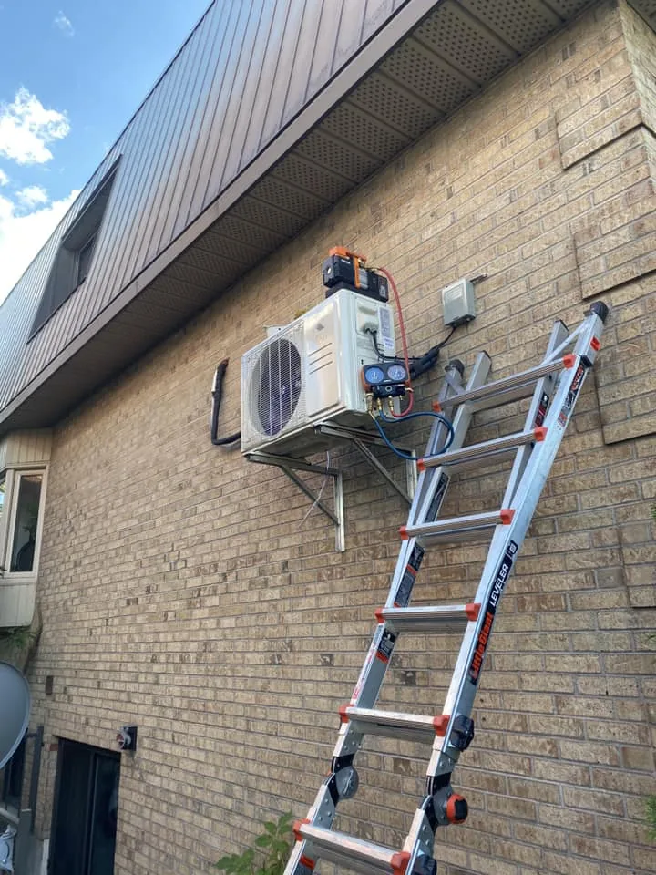 Mise en service d'une thermopompe murale sur une maison en brique à Brossard